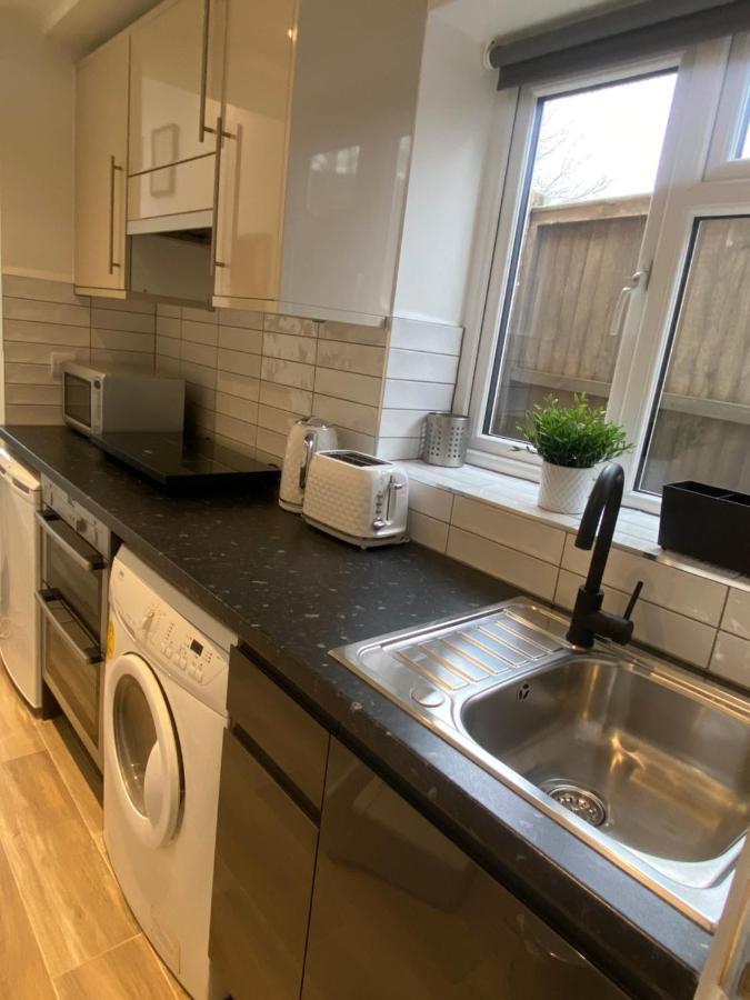 Lovely And Modern Studio Apartment. Borehamwood Exteriör bild