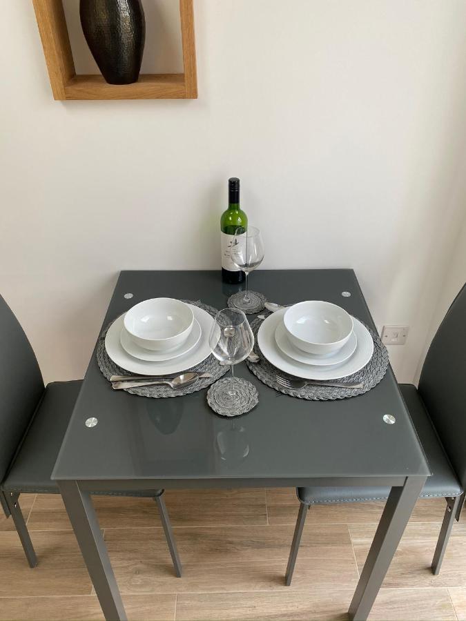 Lovely And Modern Studio Apartment. Borehamwood Exteriör bild