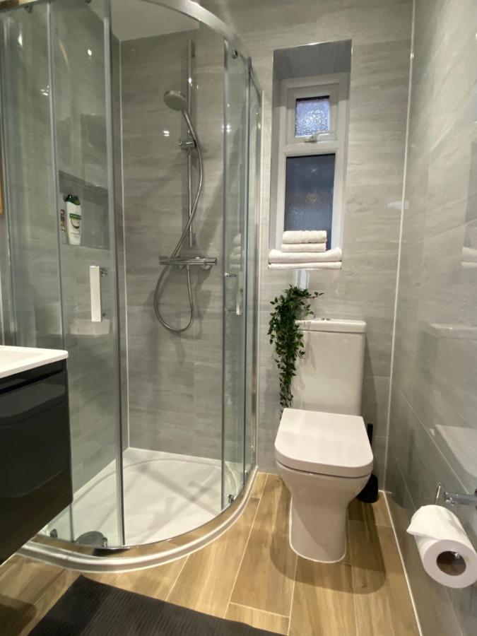 Lovely And Modern Studio Apartment. Borehamwood Exteriör bild