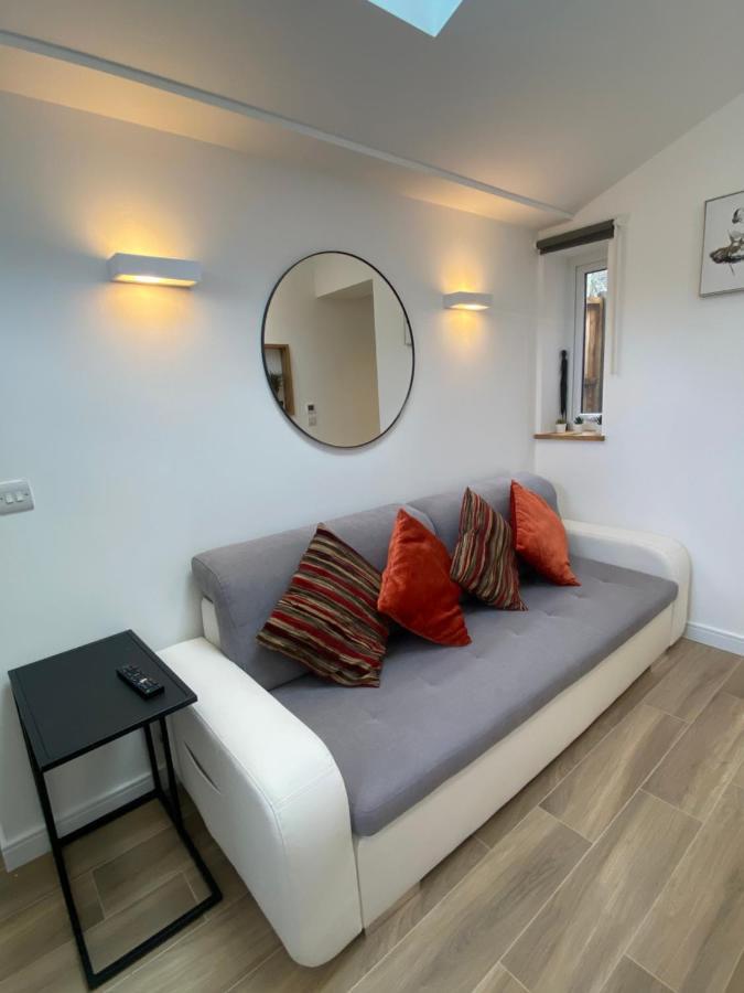 Lovely And Modern Studio Apartment. Borehamwood Exteriör bild