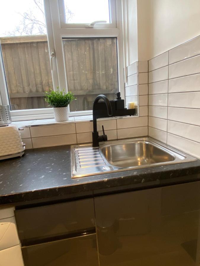 Lovely And Modern Studio Apartment. Borehamwood Exteriör bild