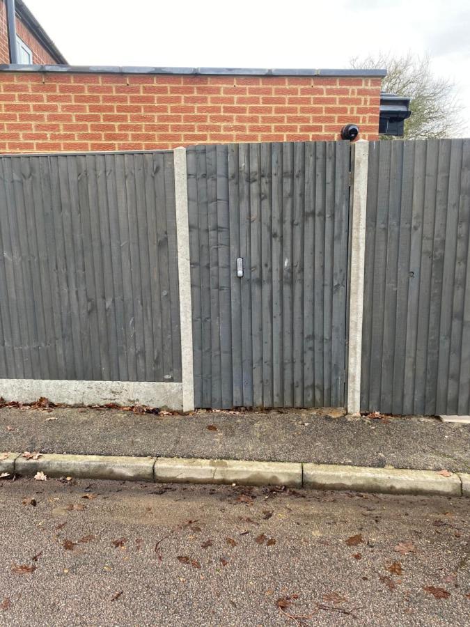 Lovely And Modern Studio Apartment. Borehamwood Exteriör bild