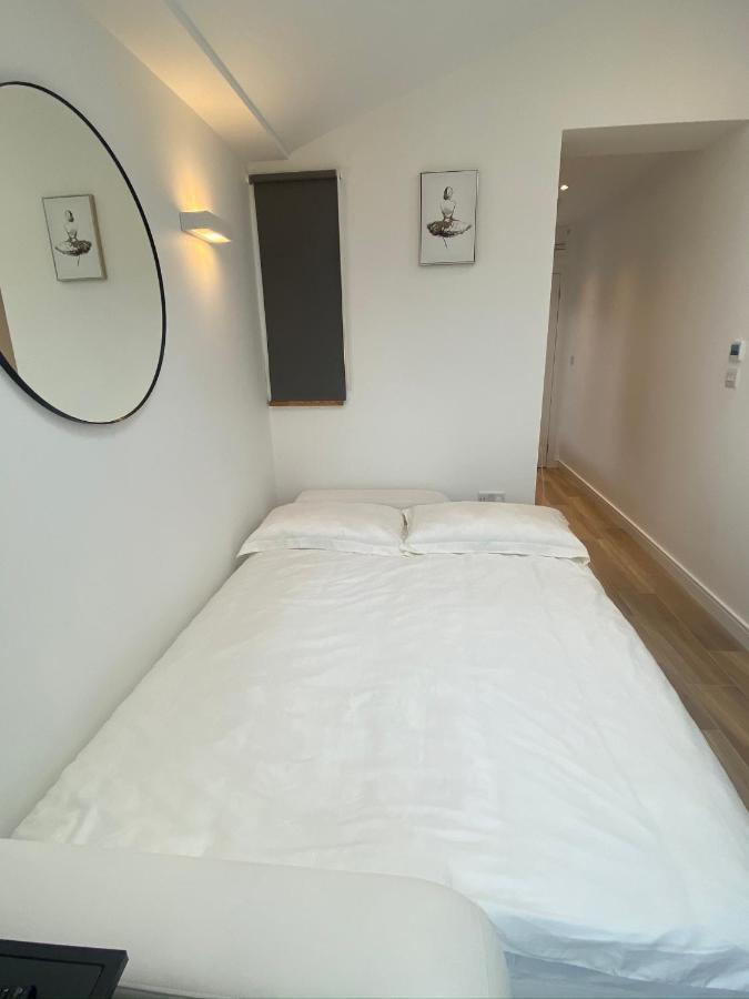 Lovely And Modern Studio Apartment. Borehamwood Exteriör bild