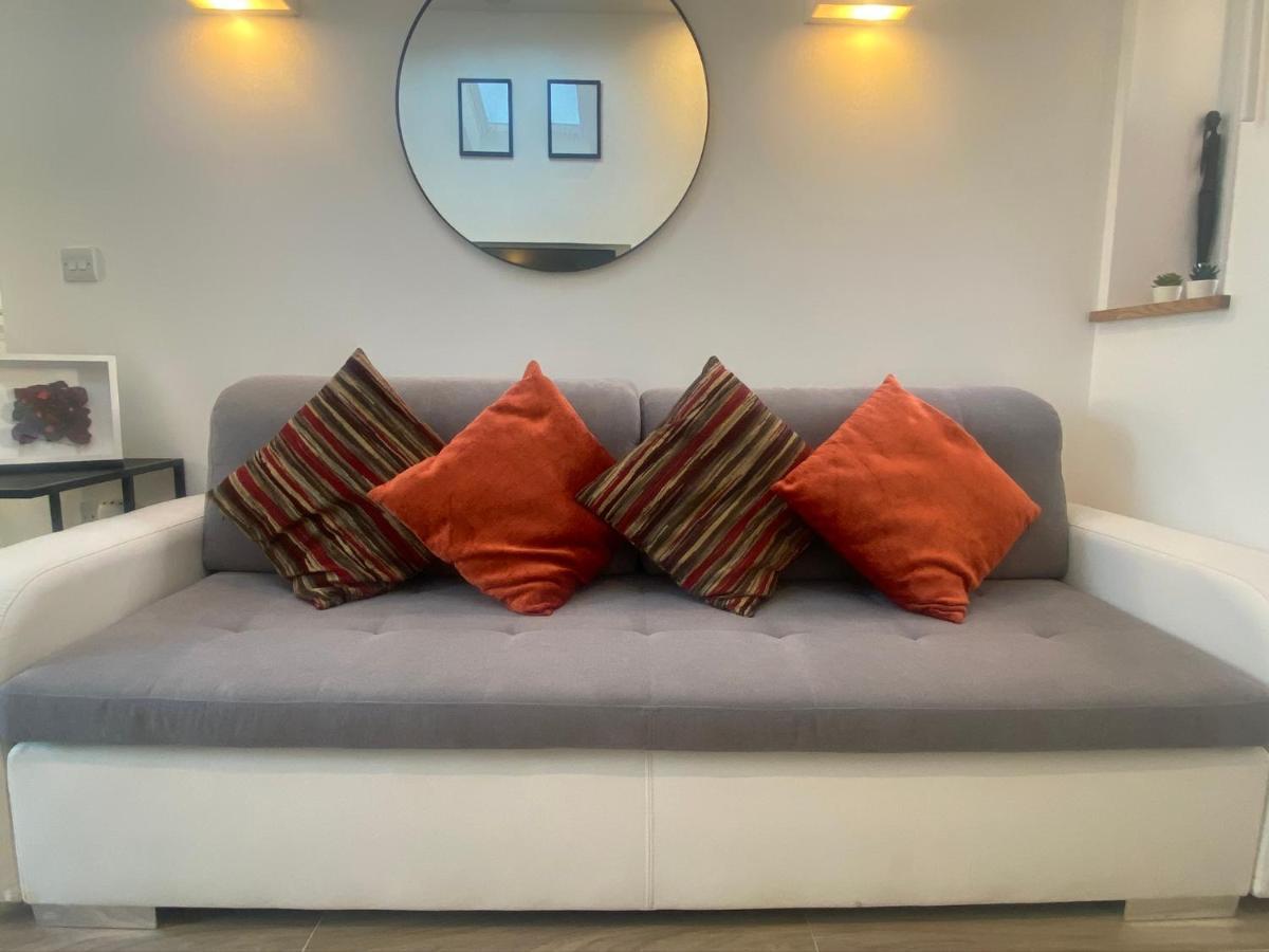Lovely And Modern Studio Apartment. Borehamwood Exteriör bild