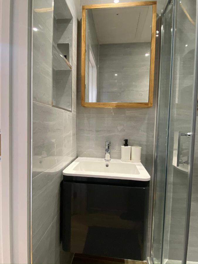 Lovely And Modern Studio Apartment. Borehamwood Exteriör bild