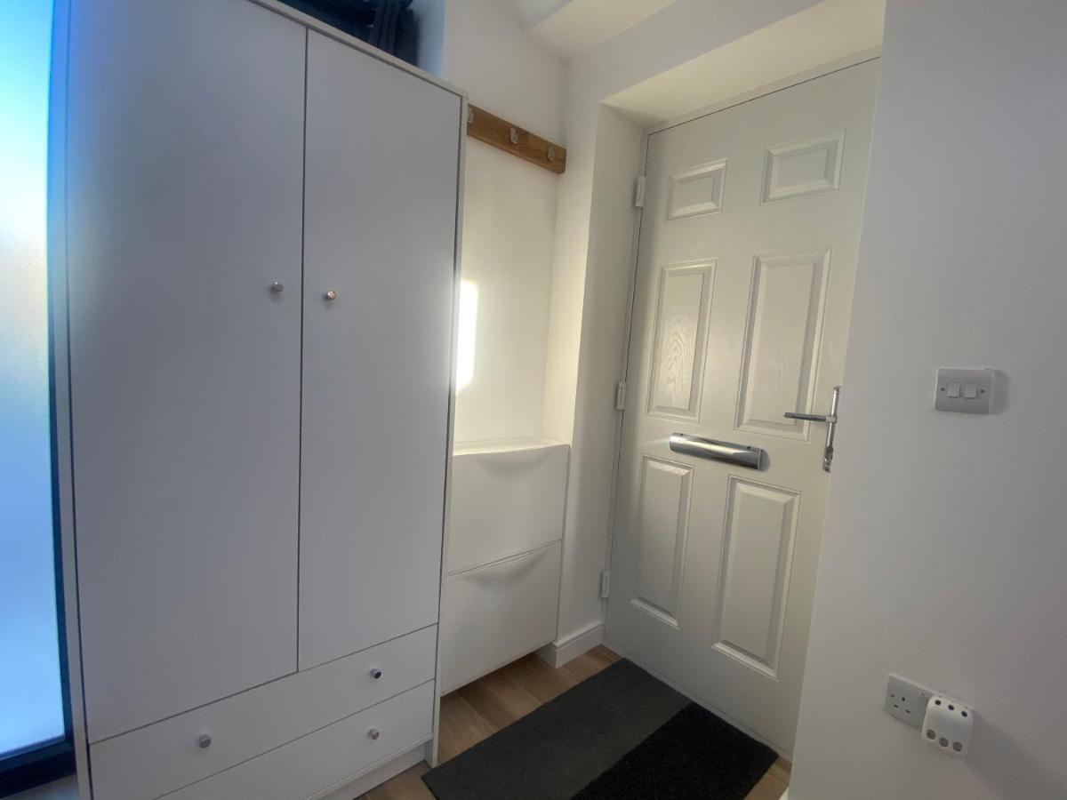 Lovely And Modern Studio Apartment. Borehamwood Exteriör bild