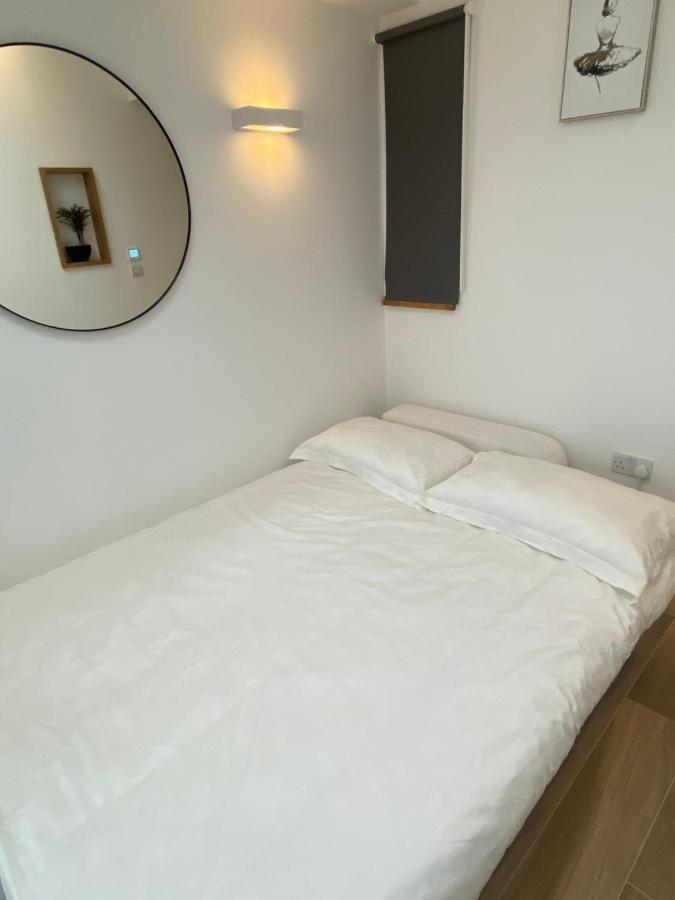 Lovely And Modern Studio Apartment. Borehamwood Exteriör bild