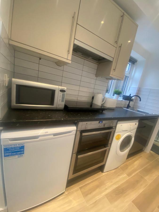Lovely And Modern Studio Apartment. Borehamwood Exteriör bild