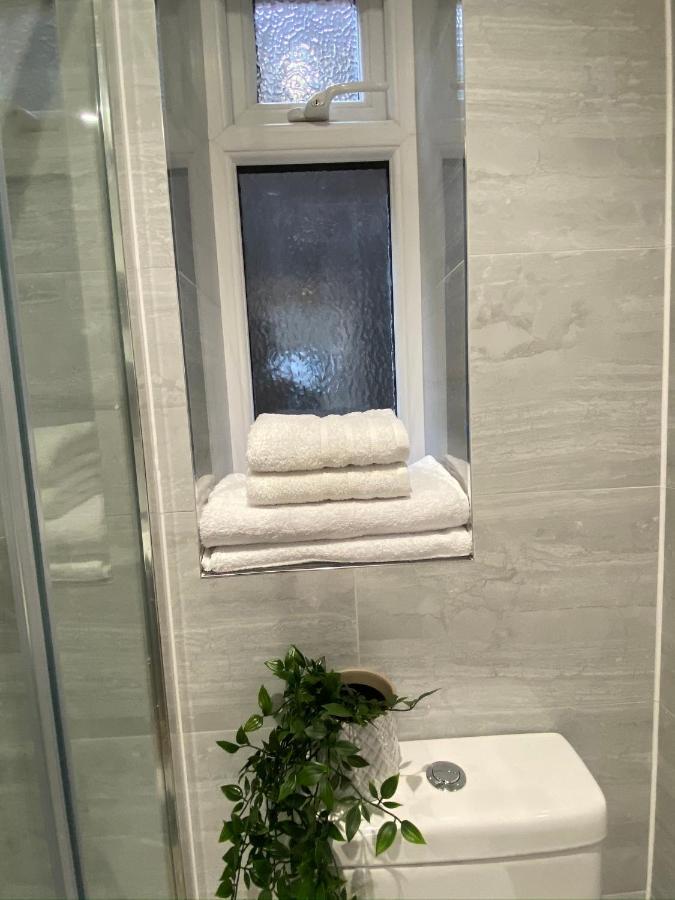 Lovely And Modern Studio Apartment. Borehamwood Exteriör bild